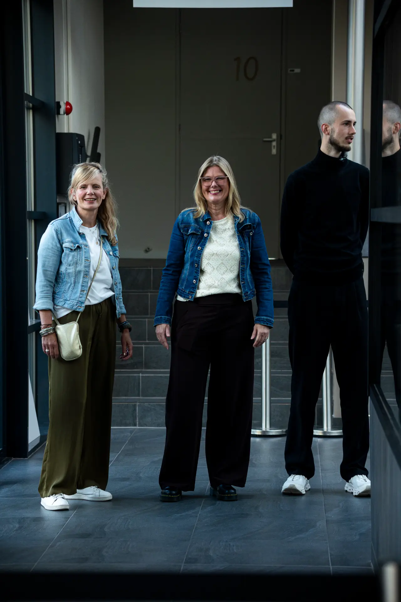 Vrijwilligers verwelkomen bezoekers bij een genezingsdienst